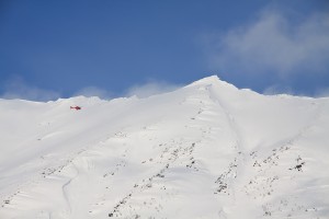 Helikopter på oppdrag over Sværthammartinden